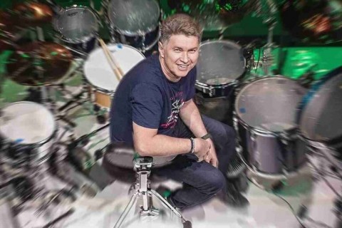 Além do Roupa Nova: A face evangélica de Serginho Herval que muitos não conheciam Vocalista de clássicos do pop nacional mantém ministério ativo desde 2017; experiência em culto nos EUA marcou o retorno definitivo à fé